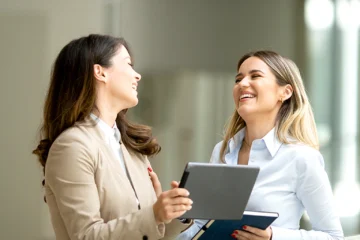 Zwei Frauen reden und beraten sich